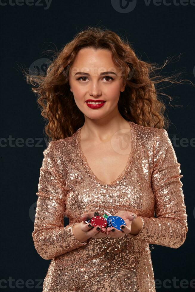 cassino conceito. retrato do jovem bonita caucasiano mulher, jogando dentro casino. roleta, pôquer salgadinhos, cartões, roda, Preto fundo foto