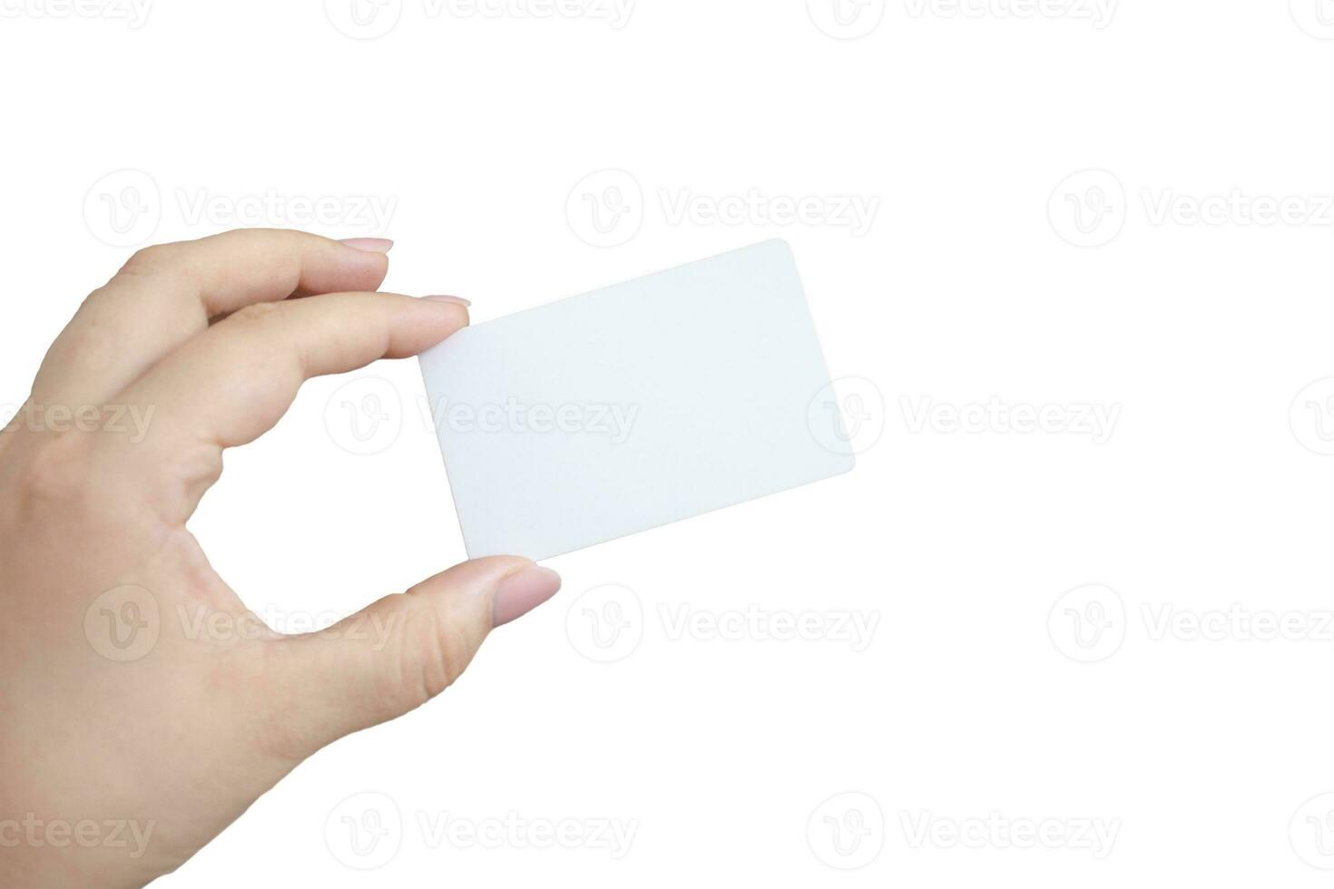 fêmea mão segurando em branco o negócio cartão isolado em branco fundo foto