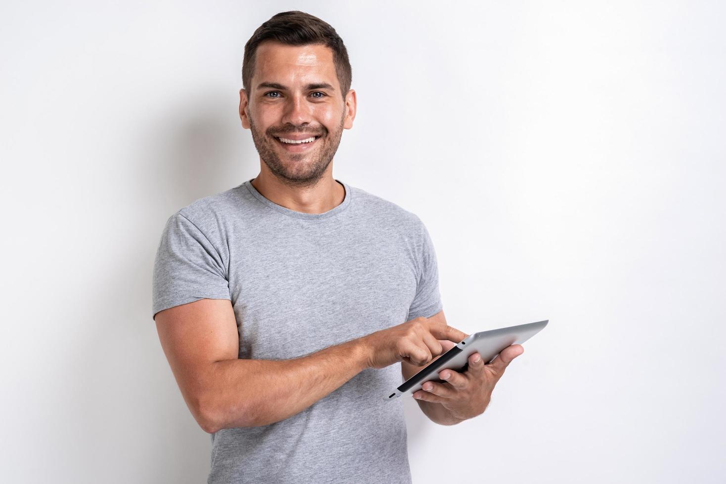 homem feliz em pé com ipad olhando para a câmera - imagem foto