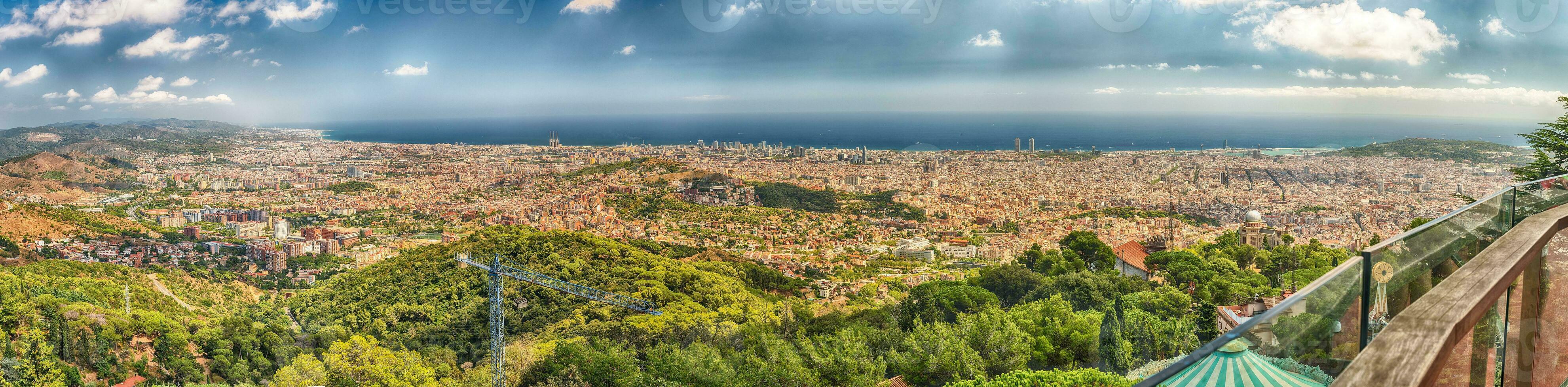 panorâmico Visão a partir de tibidabo montanha sobre barcelona, catalunha, Espanha foto