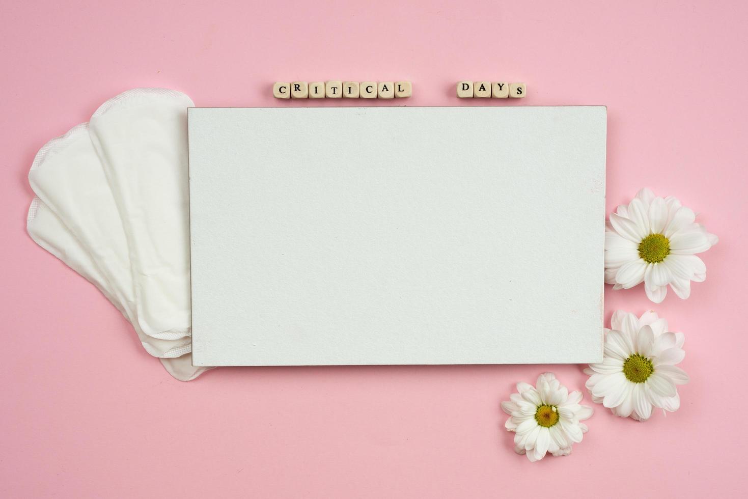 almofadas femininas e um pedaço de papel branco em um fundo rosa foto