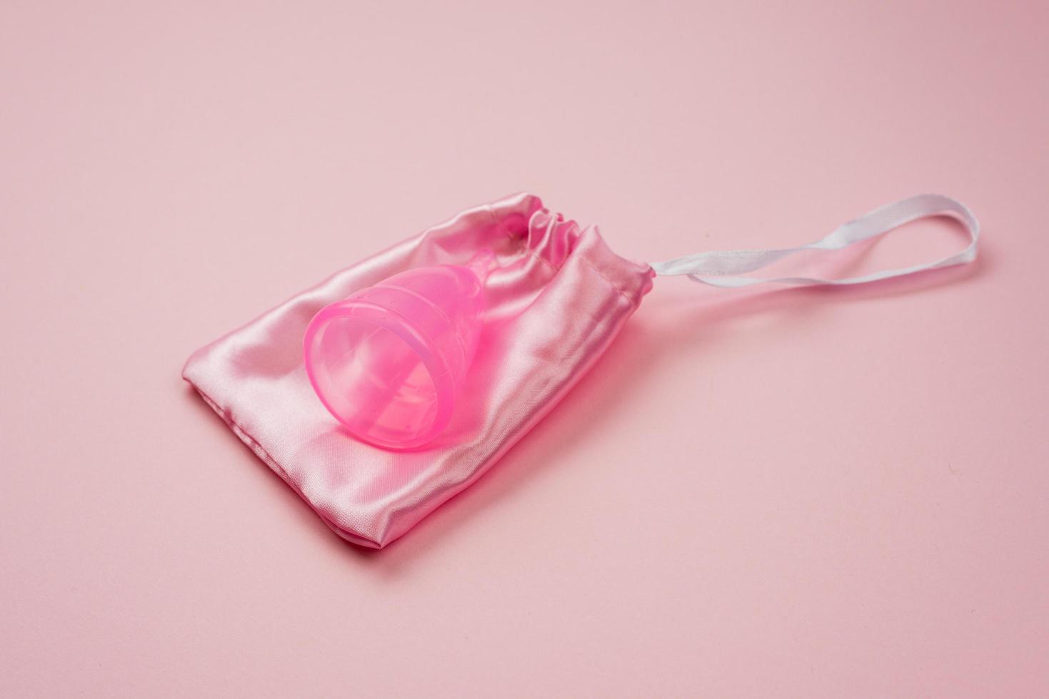 tigela vaginal pessoal em uma bolsa rosa em um fundo rosa. foto