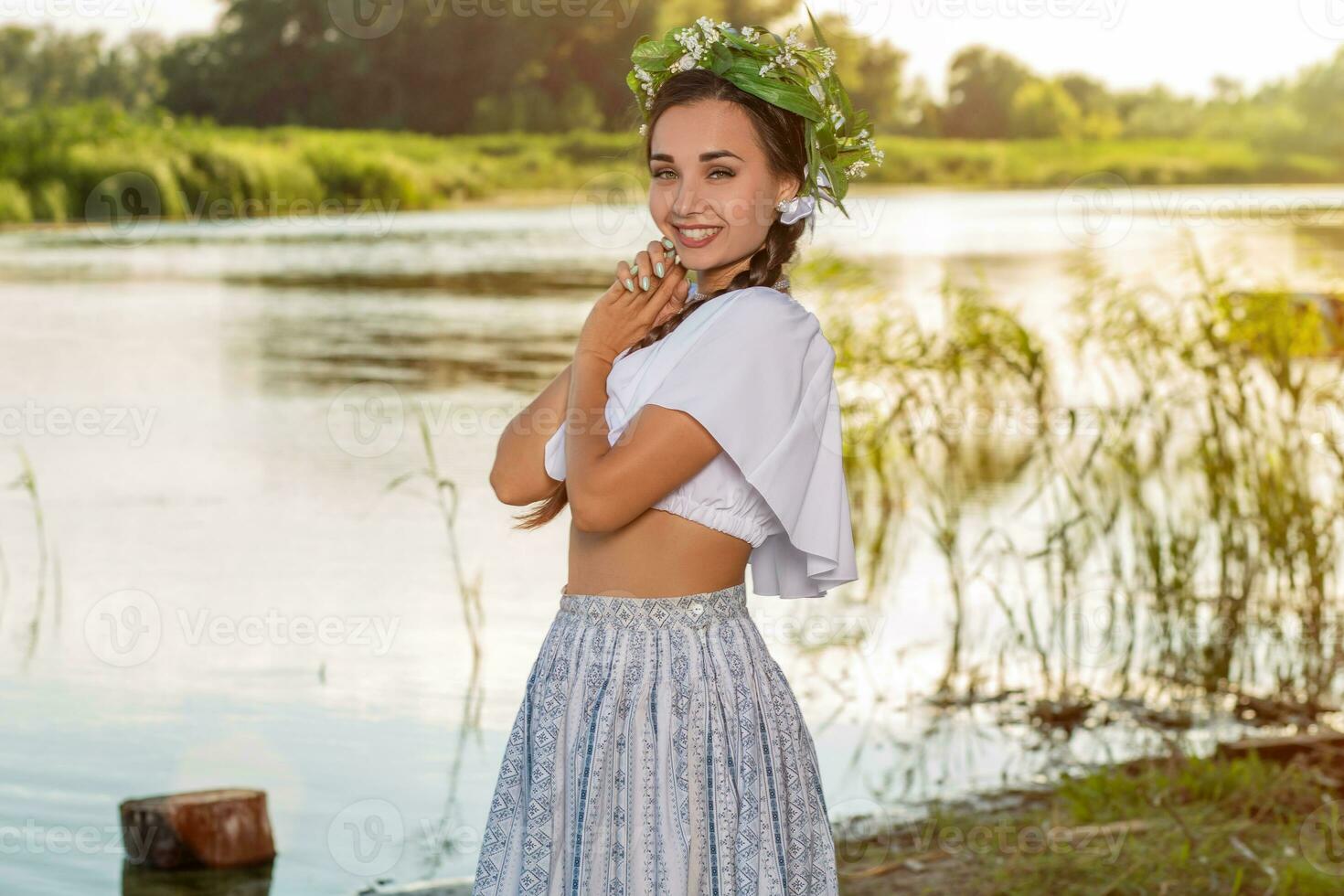 jovem lindo caucasiano mulher em pé às a banco do rio. tradicional campo cenário com menina às primeiro plano e cópia de espaço. foto