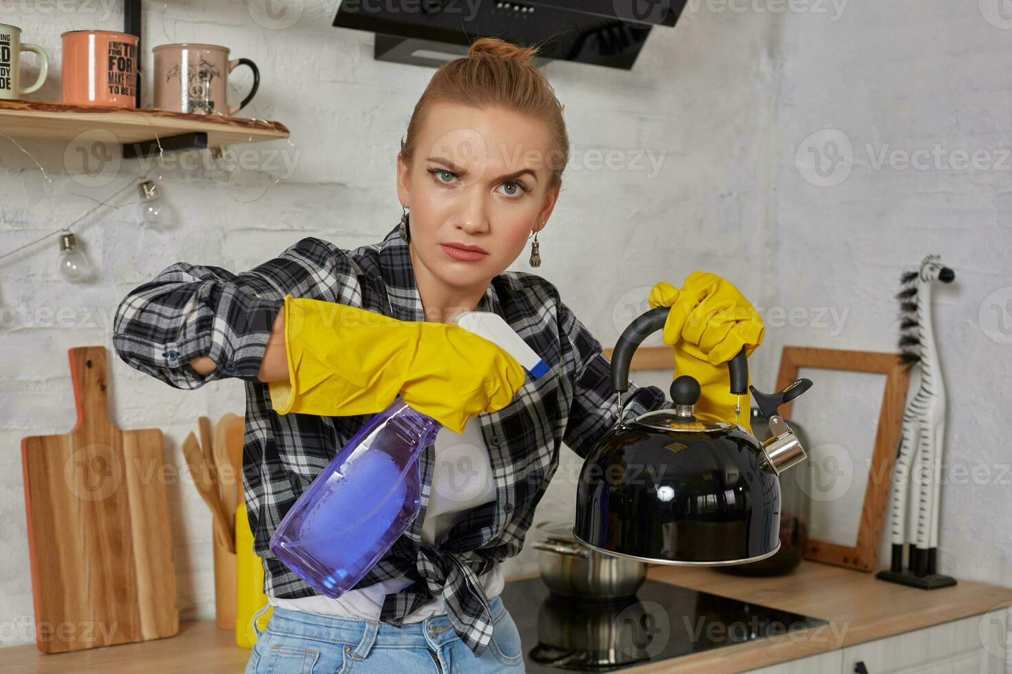 doméstico serviço e serviço de limpeza conceito, feliz Loiras senhora limpeza cozinha chaleira. foto