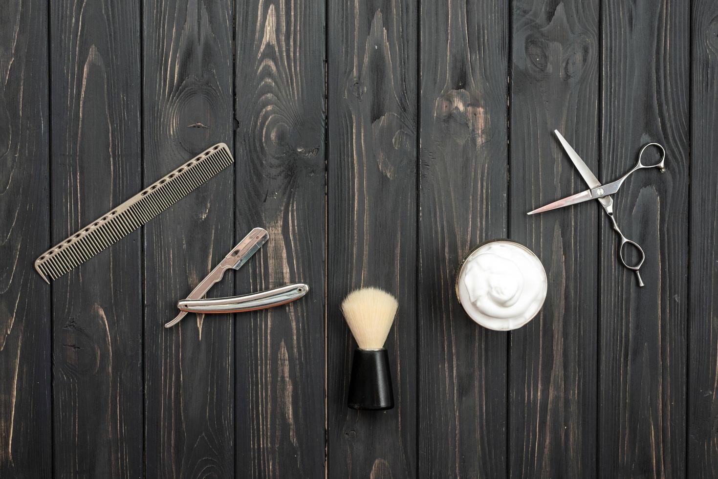 acessórios de barbear em um fundo de textura de madeira. Ferramentas. barbear, escova, lâmina perigosa de espuma. foto