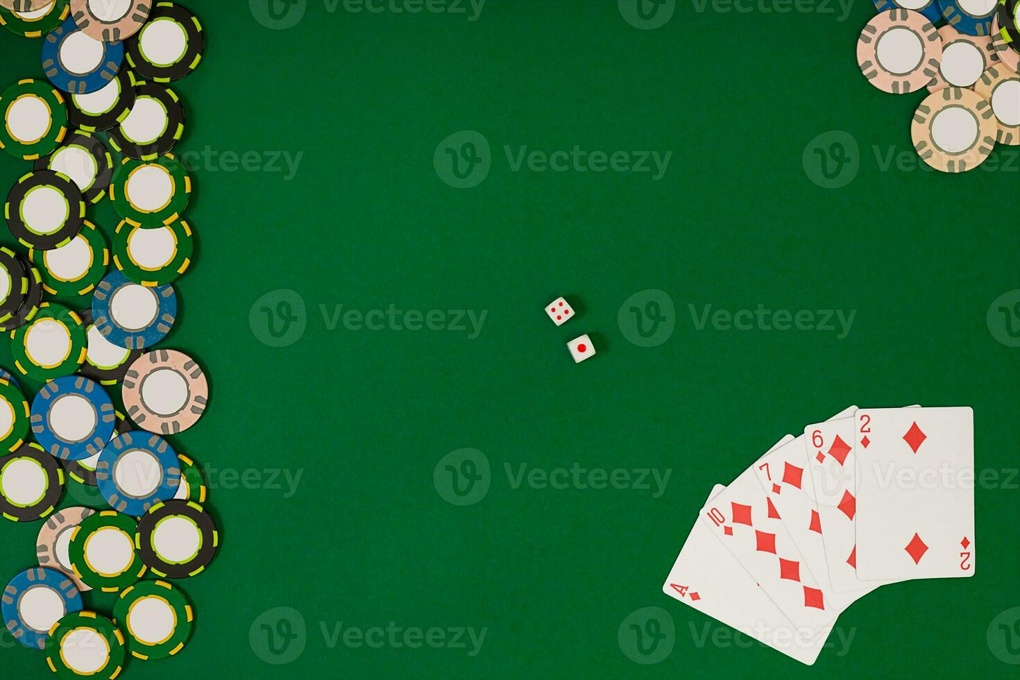 diferente cor salgadinhos para jogos de azar e jogando cartões em verde foto