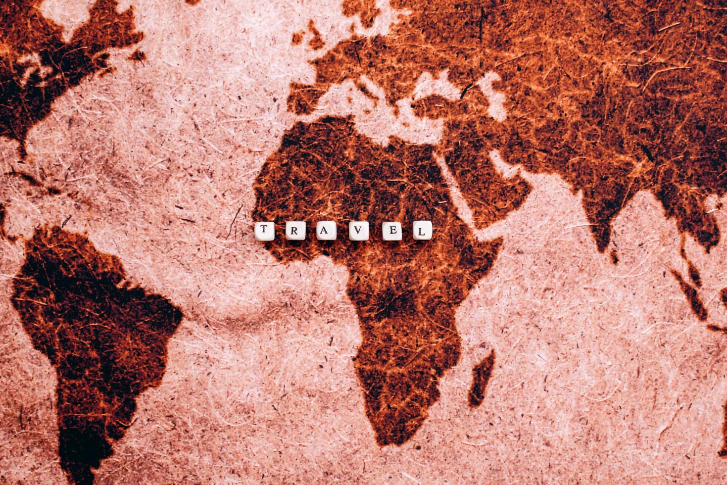 dados com a palavra viagem são colocados no mapa mundial foto