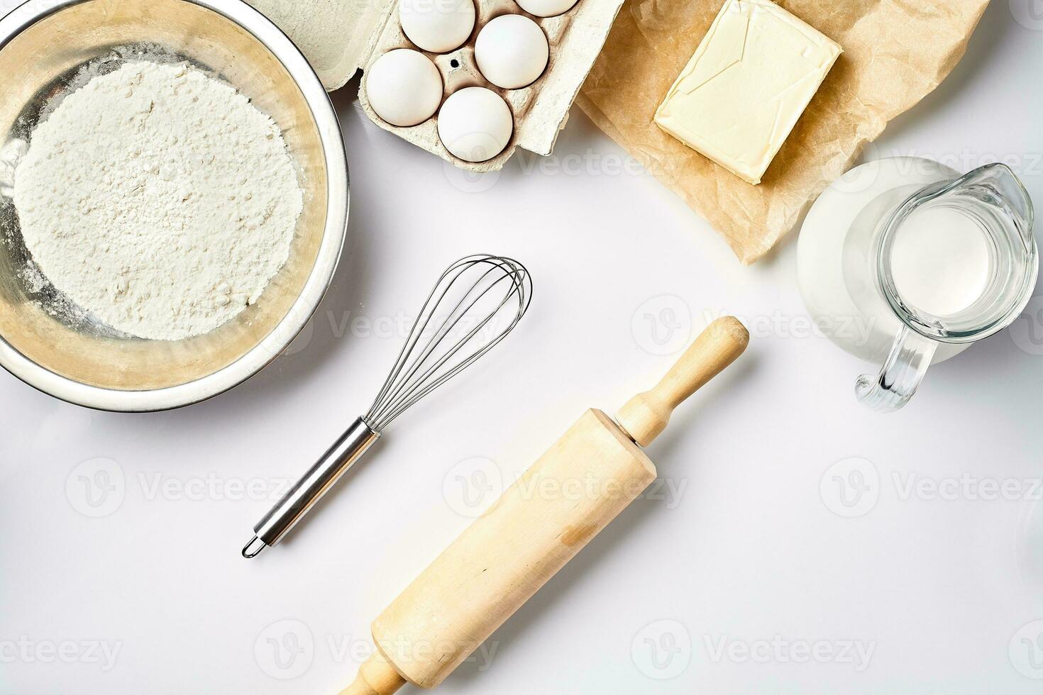 preparação do a massa. uma medição do a montante do ingredientes dentro a receita. ingredientes para a massa farinha, ovos, rolando alfinete, bata, leite, manteiga, creme. topo visualizar, espaço para texto foto