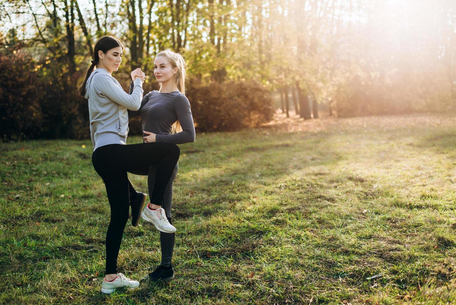 juntos somos uma equipe. duas meninas estão treinando no parque. foto