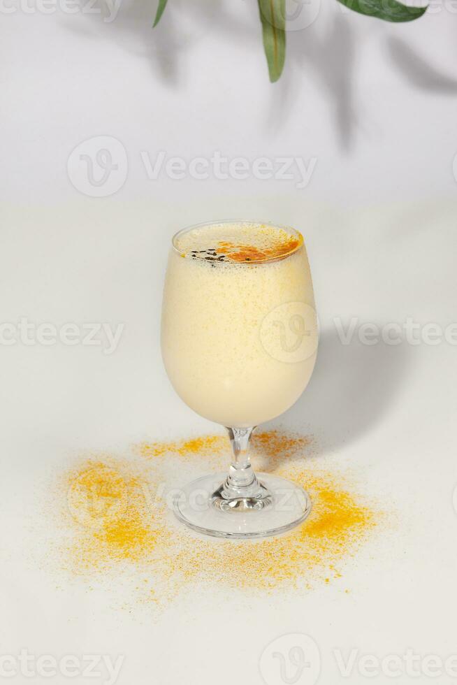 frutado lassi com iogurte e manga polpa borrifado com açafrão pó foto