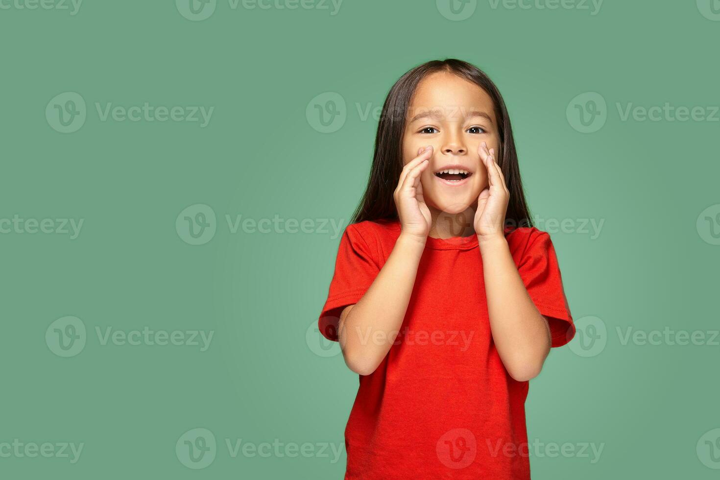 retrato do uma pequeno bonita menina em pé lateralmente e chamando alguém segurando dela mão perto dela boca foto