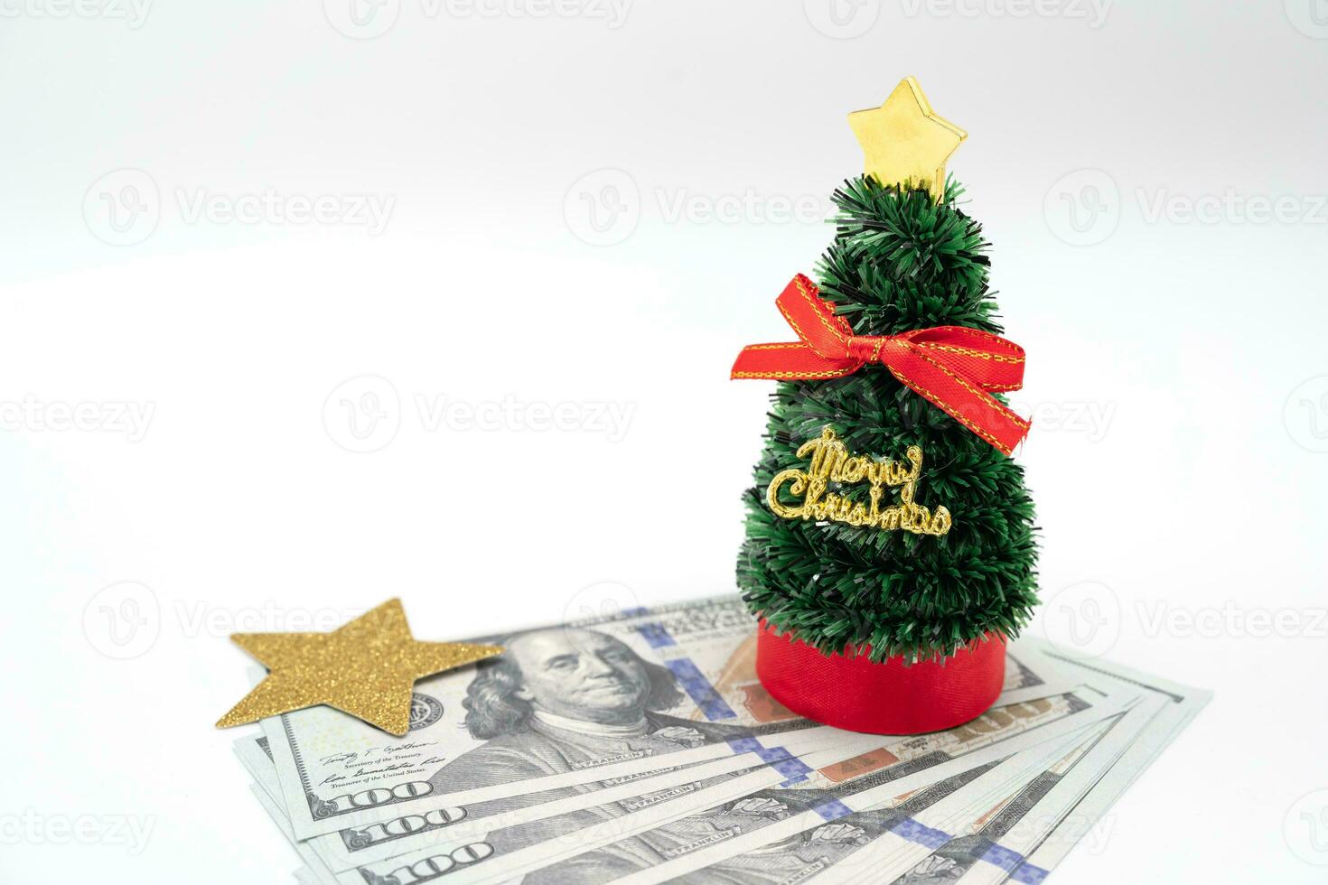 pequeno Natal árvore e ouro Estrela com dinheiro, dólares. isolado em branco fundo. Natal fundo. foto