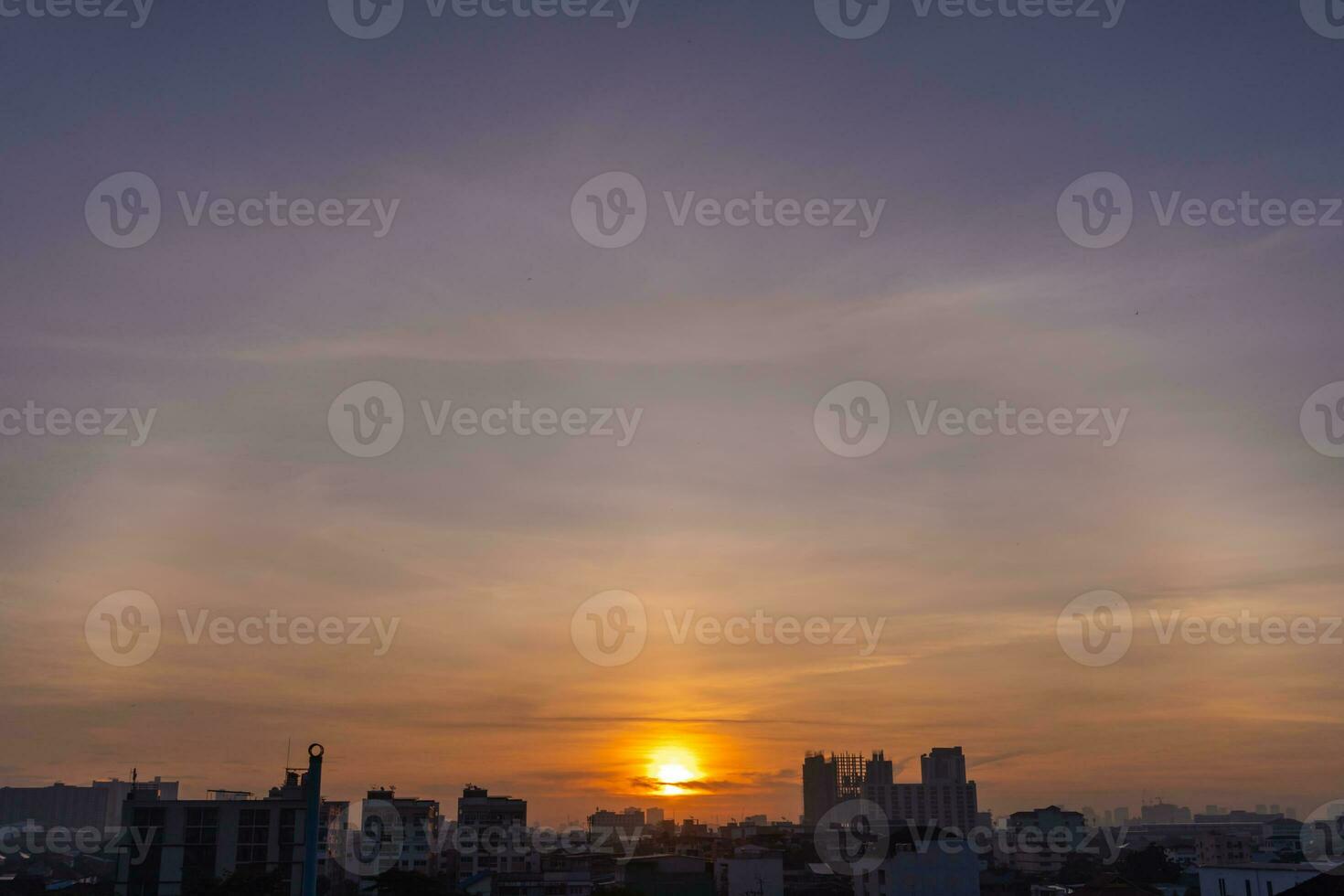 aéreo Visão do nascer do sol dentro Bangkok, tailândia, dramático céu. foto