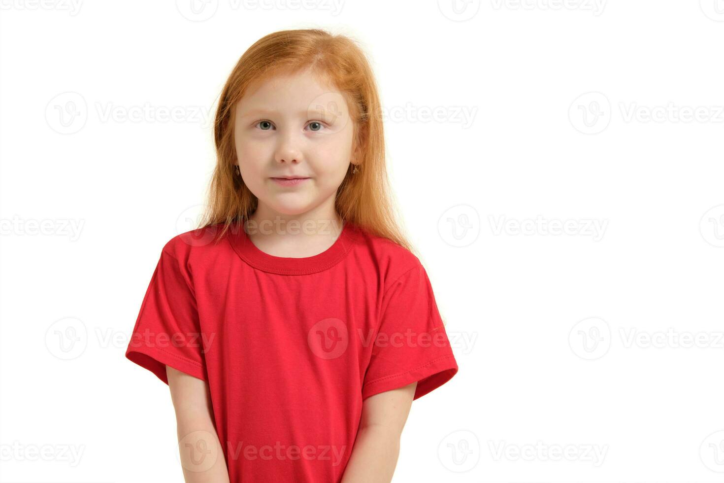retrato do fofa ruiva emocional pequeno menina isolado em uma branco foto