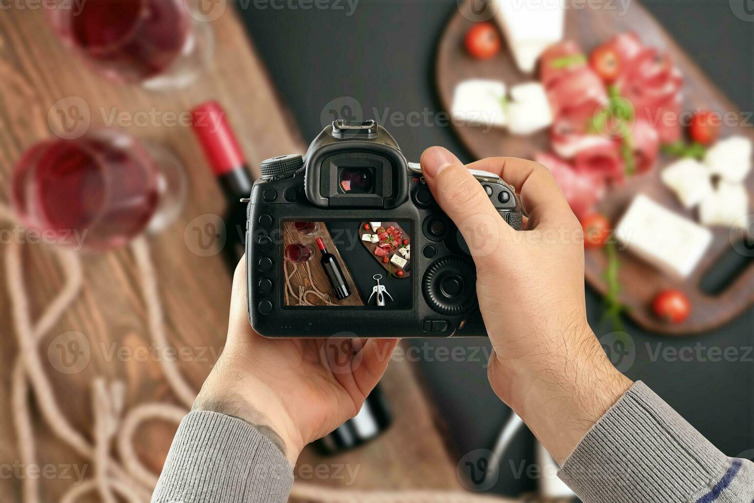 digital lente única reflexo Câmera dentro mãos. homem fotógrafo faz fotos. masculino mãos aguarde a Câmera fechar-se foto