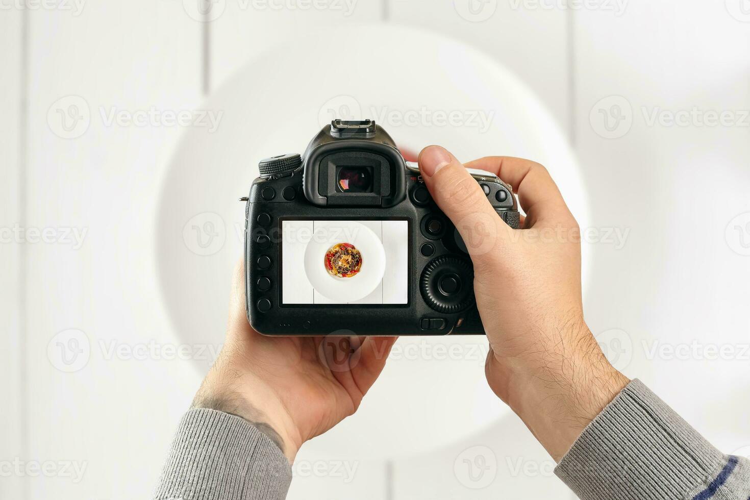 digital lente única reflexo Câmera dentro mãos. homem fotógrafo faz fotos. masculino mãos aguarde a Câmera fechar-se foto