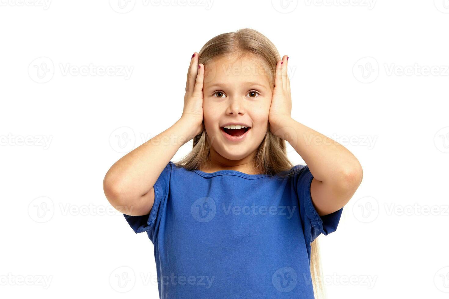 retrato do adorável emocional pequeno menina isolado em uma branco foto