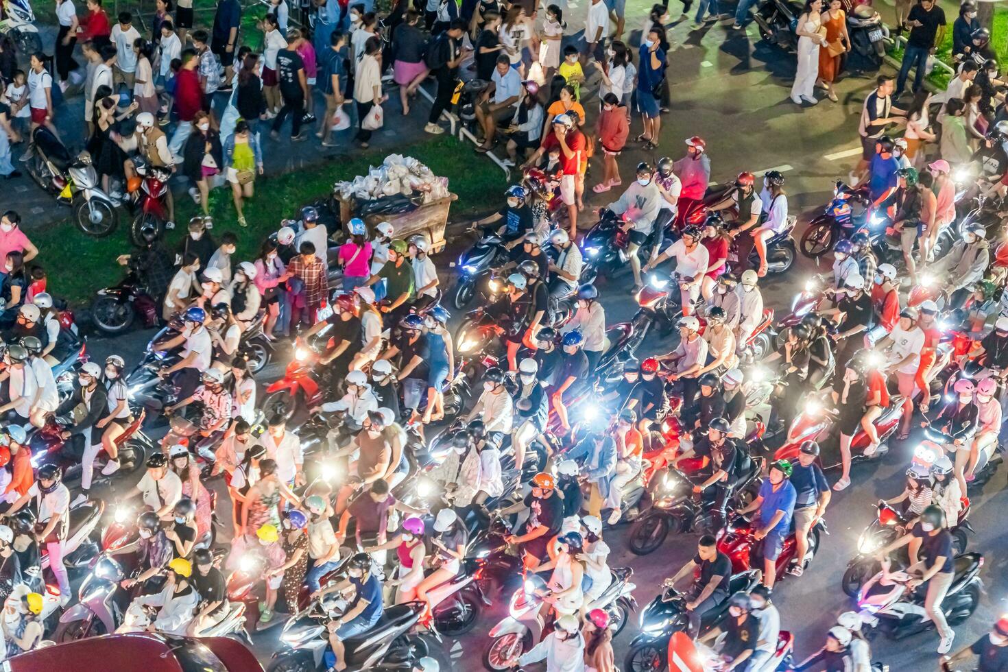 ho chi minh cidade, Vietnã - set 2, 2023 Visão do mim linh rotunda com pesado tráfego perto bach droga ônibus de água estação porta e Saigon rio às azul hora foto