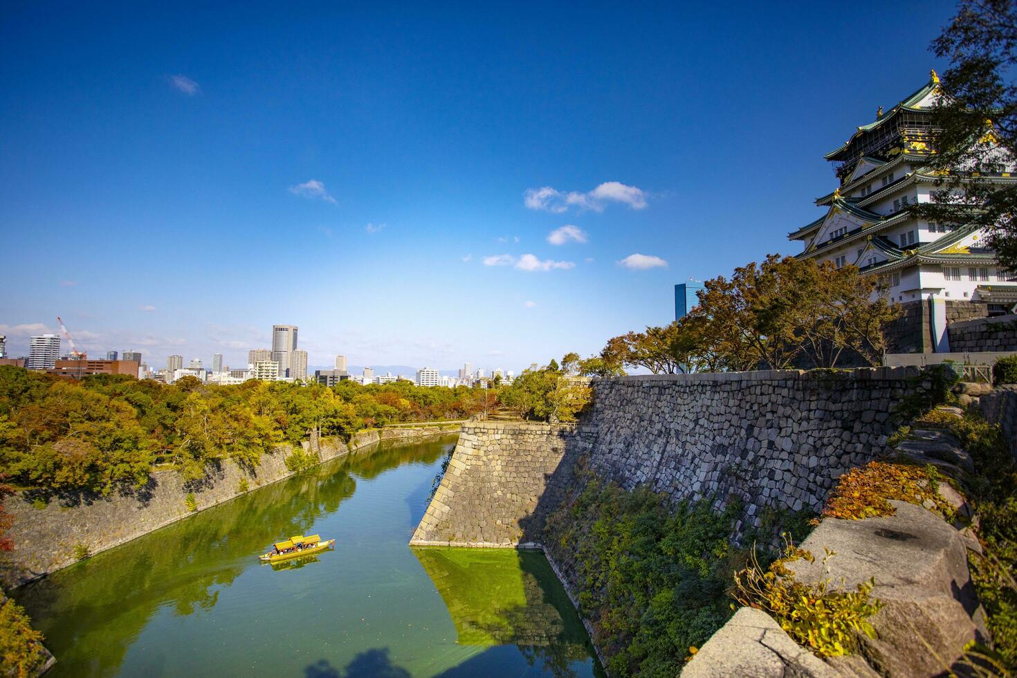 lado Visão do Osaka castelo e urbano Horizonte contra lindo Claro azul céu foto