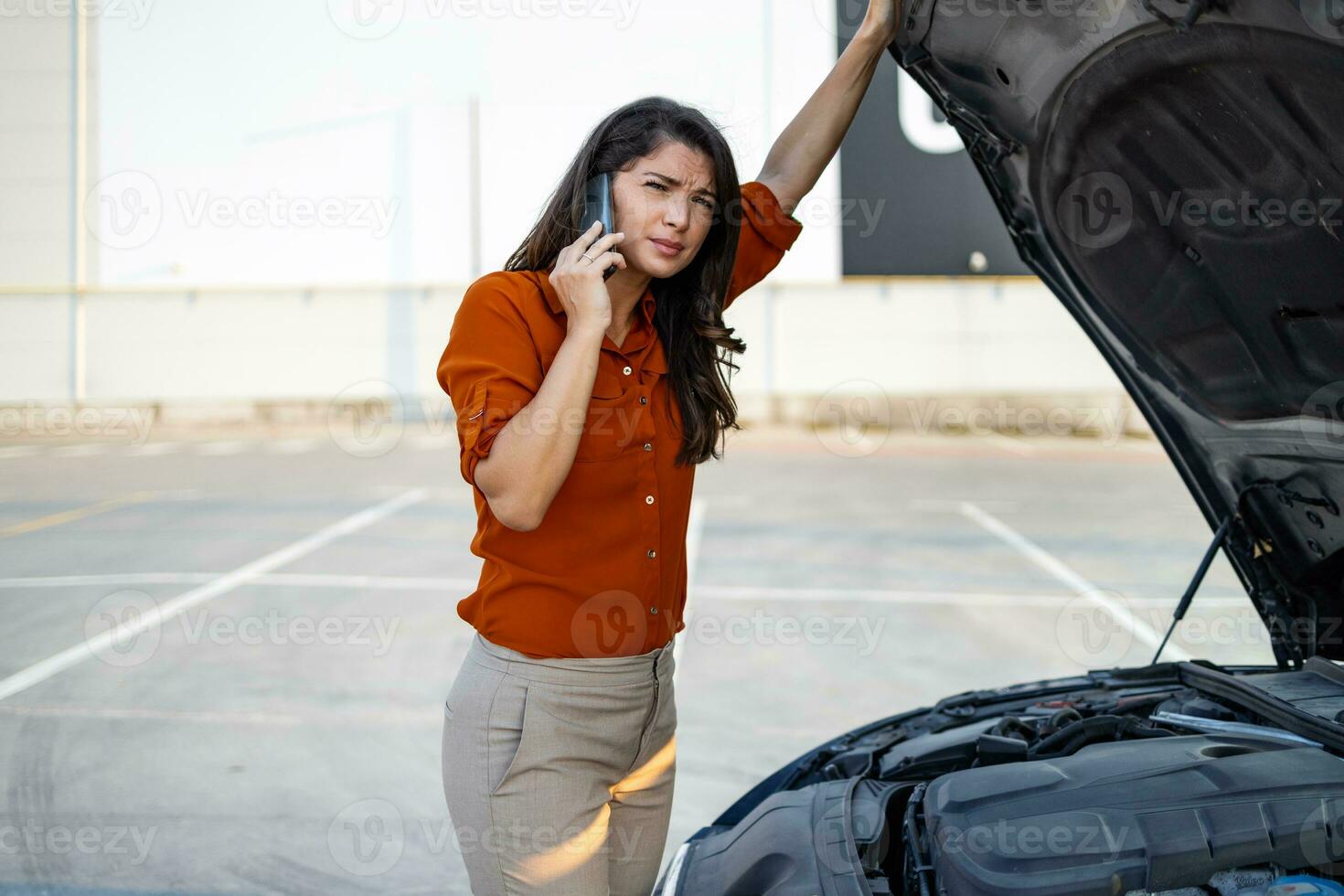 mulher abertura carro de capuz e Veja para problema carro rompe baixa e wating para seguro ou alguém para Socorro depois de a carro rompe abaixo, parque em a lado do a estrada. transporte acidente conceito. foto