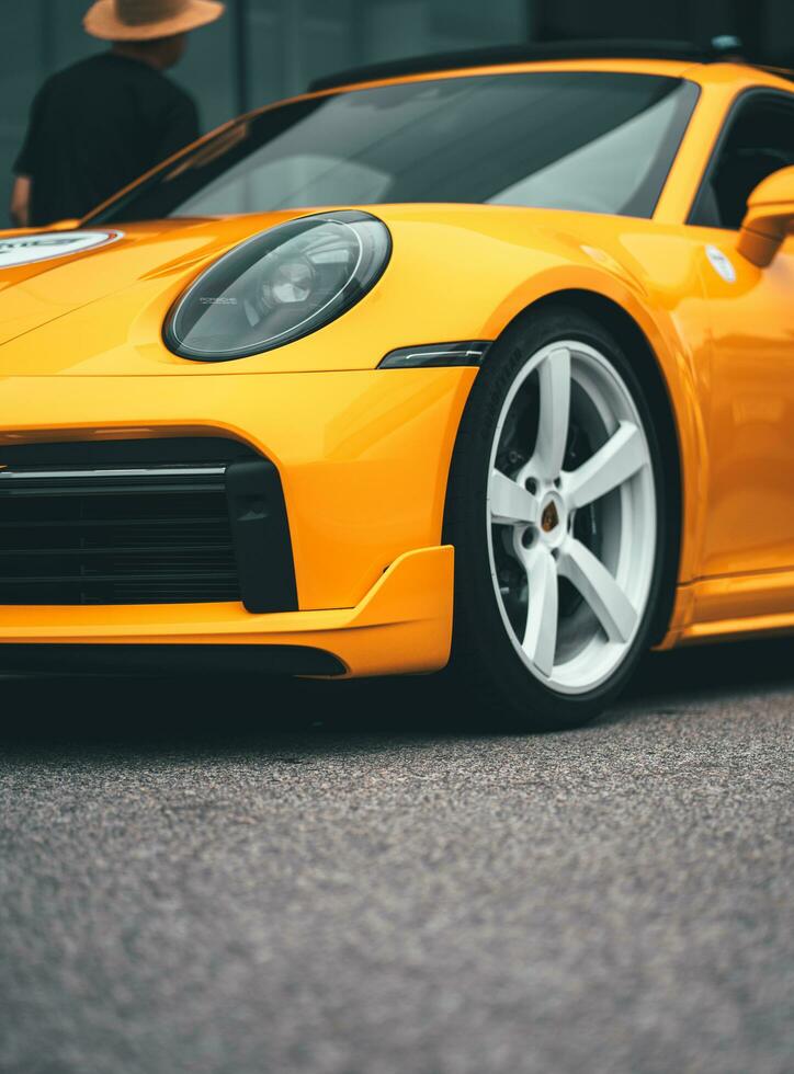 uma amarelo Porsche Esportes carro estacionado em a rua foto