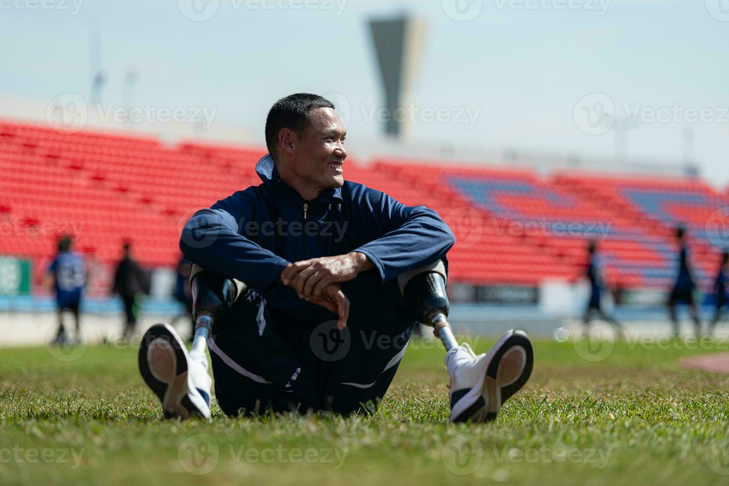 atletas com deficiências levar uma pausa às a estádio entre Treinamento sessões. foto