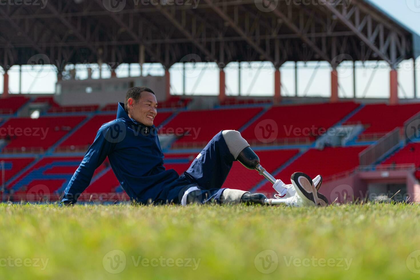 atletas com deficiências levar uma pausa às a estádio entre Treinamento sessões. foto