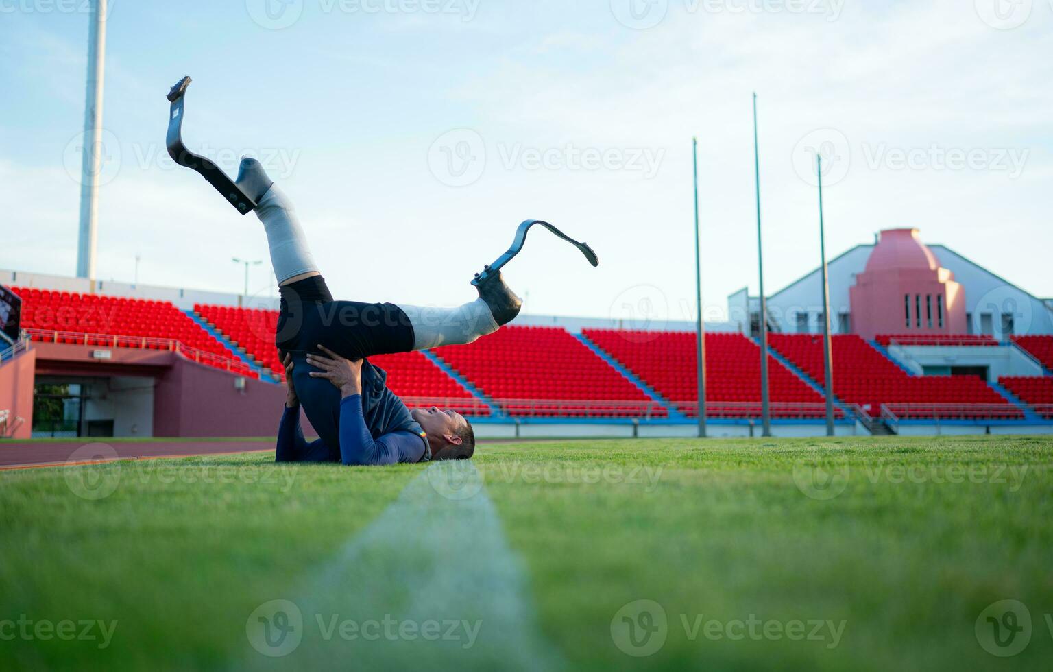 atletas com deficiências levar uma pausa às a estádio entre Treinamento sessões. foto