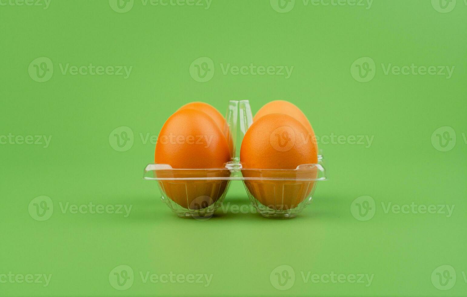 frango ovos arranjado dentro ovo invólucros. Castanho ovos. fresco café da manhã ovos este estão Alto dentro proteína. animal ovo Concha foto