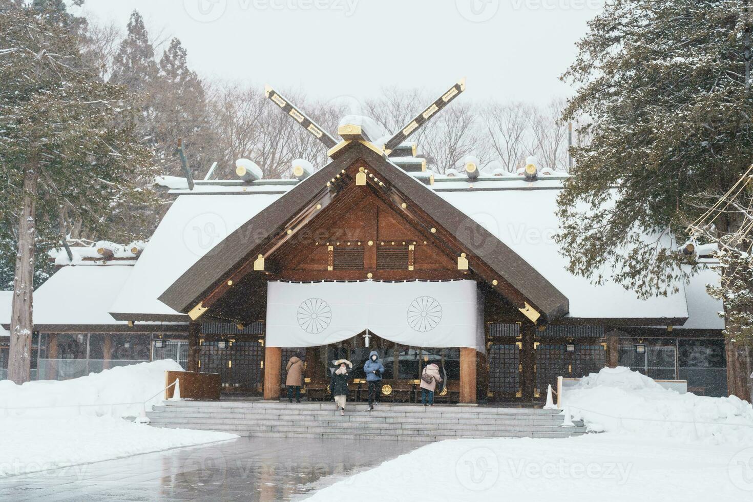 Hokkaido Jingu santuário com neve dentro inverno temporada, japonês budismo xintoísmo têmpora. ponto de referência e popular para atrações dentro Hokkaido, Japão. viagem e período de férias conceitos foto
