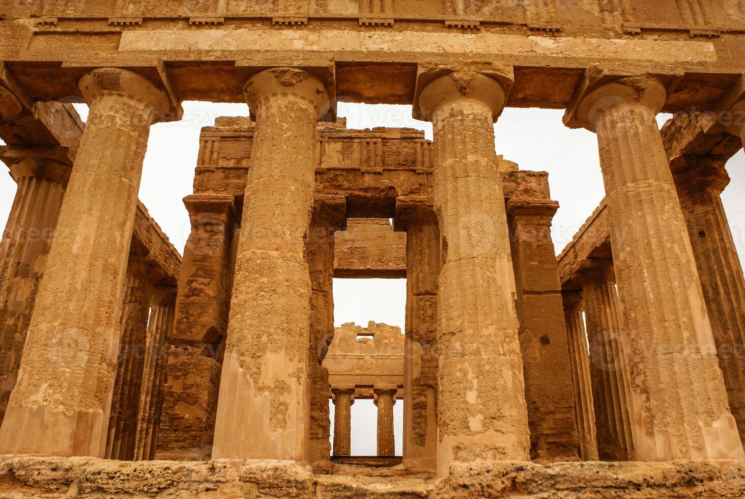 a ruínas do têmpora do concórdia, vale do templos, Agrigento, Sicília, Itália foto