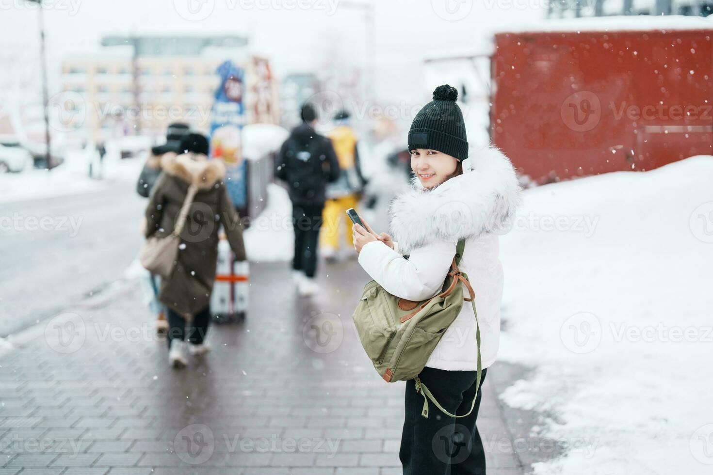 mulher turista passeios turísticos dentro niseko cidade com neve dentro inverno temporada. ponto de referência e popular para atrações dentro Hokkaido, Japão. viagem e período de férias conceito foto