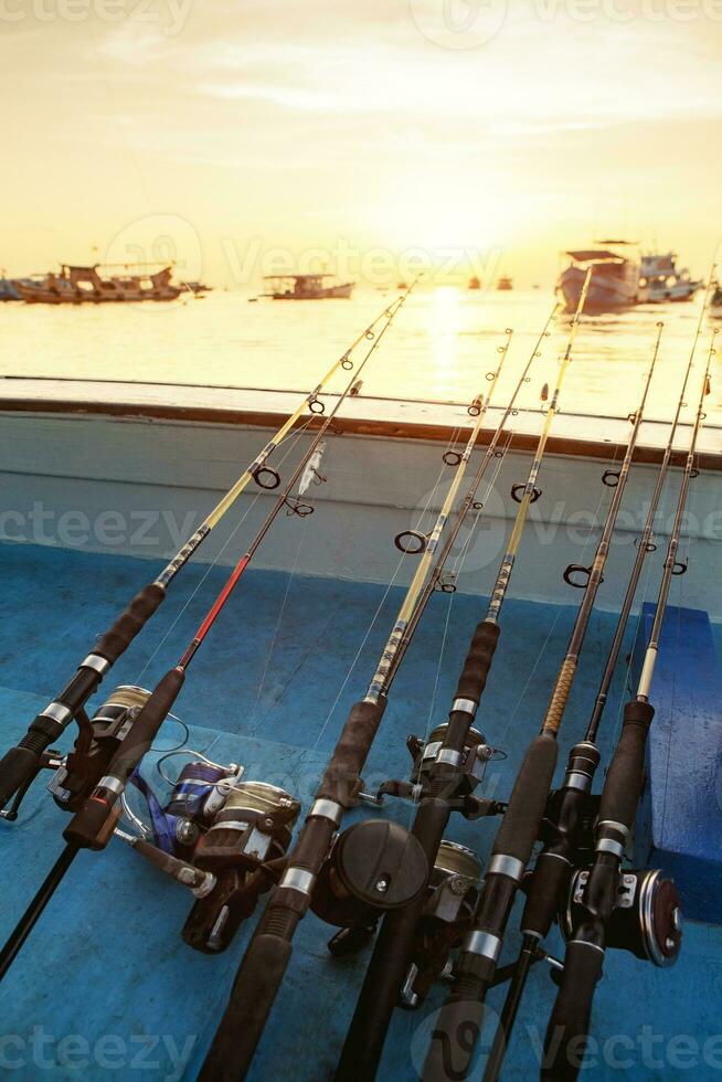 pilha do pescaria Cajado em pescaria barco foto