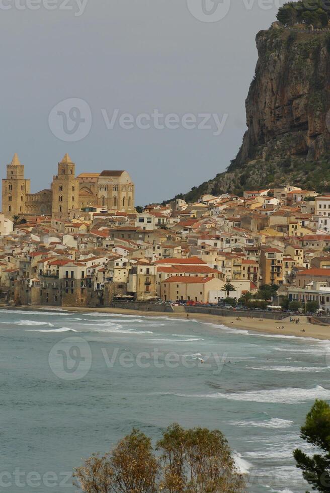 casas ao longo a litoral e catedral dentro fundo, Cefalú, Sicília foto
