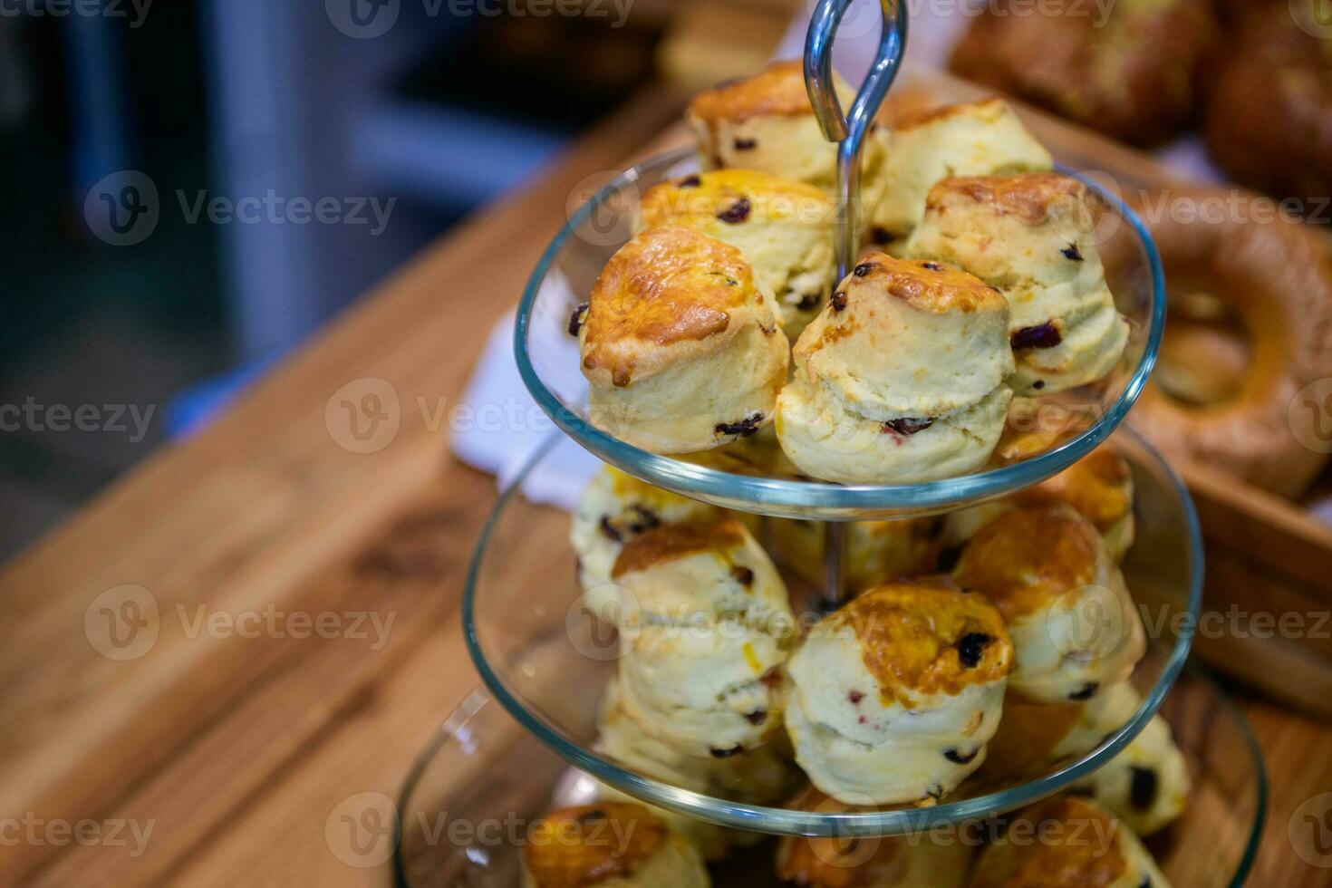 tradicional britânico scones com morango geléia para chá Tempo dentro cafeteria. t foto