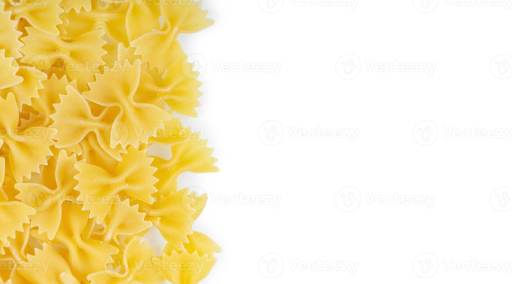 espalhados cru massa Farfalle isolado em branco fundo. Comida fundo, italiano cozinha foto