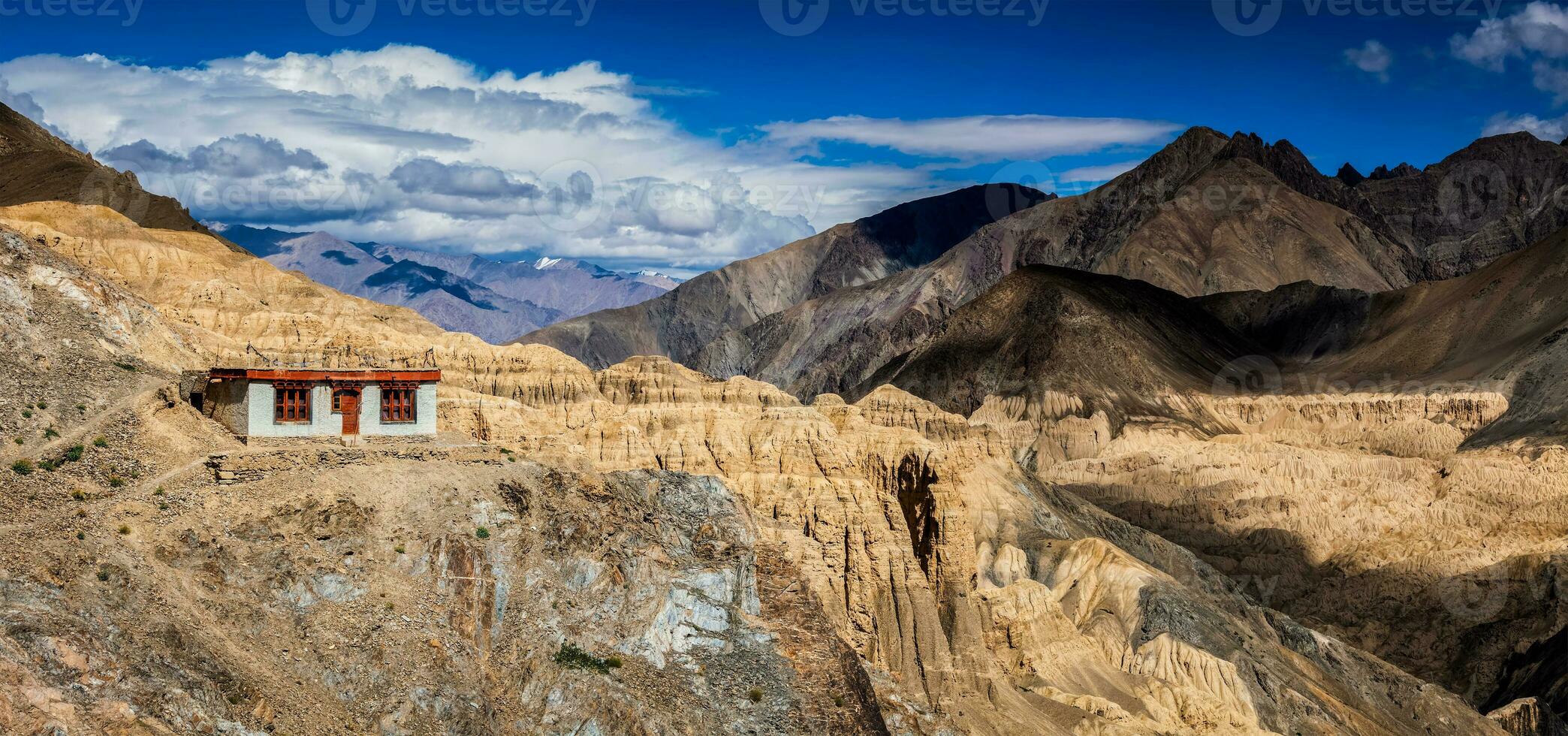 panorama do Himalaia montanhas dentro ladakh foto