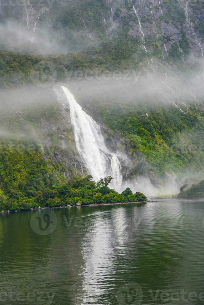 Stirling cai dentro Milford som, parte do Fiordland nacional parque, Novo zelândia foto