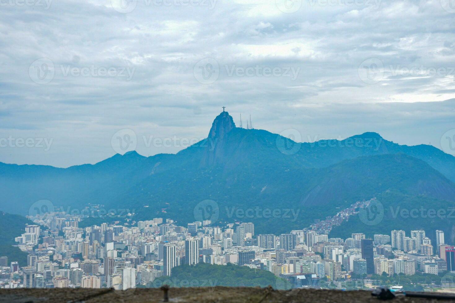 panorama Visão a pão de Açucar cabo carro é uma teleférico sistema dentro rio de janeiro, brasil. foto