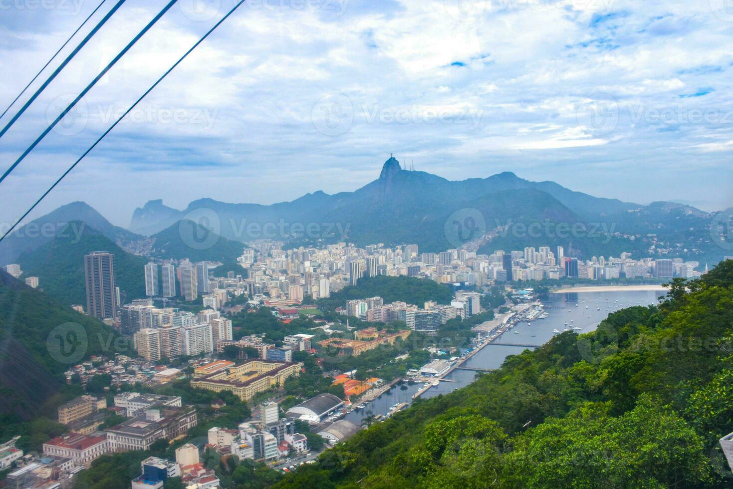 panorama Visão a pão de Açucar cabo carro é uma teleférico sistema dentro rio de janeiro, brasil. foto