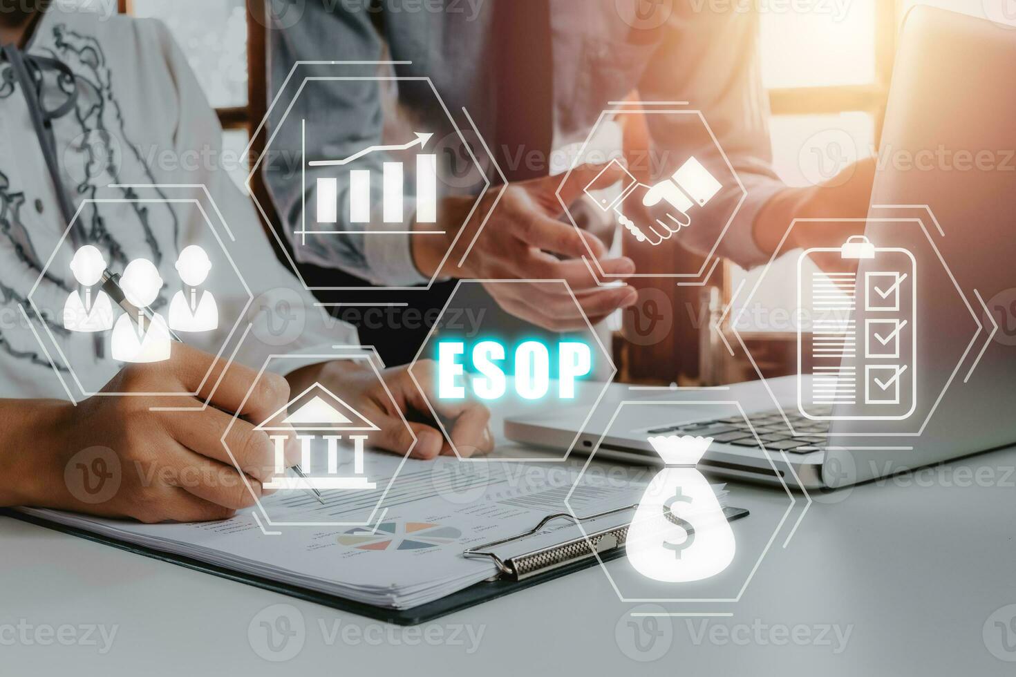 esop - empregado estoque propriedade plano conceito, o negócio conselheiro encontro para analisar e discutir a situação em a financeiro relatório com esop ícone em virtual tela. foto