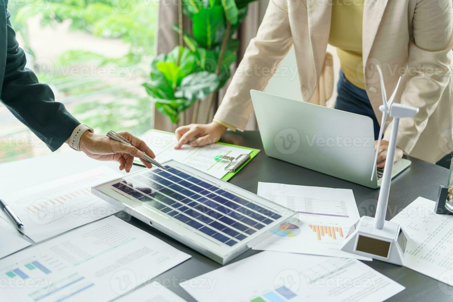 solar painéis verde energia o negócio pessoas trabalhando dentro verde eco f foto