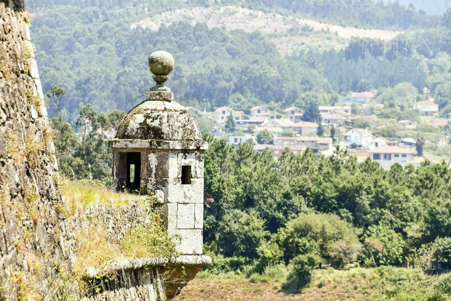 uma Visão do a Cidade e montanhas a partir de a topo do uma parede foto