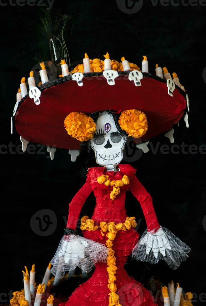 construir do Catrina vestido elegantemente com cempasuchil flores e velas para a dia do a morto foto