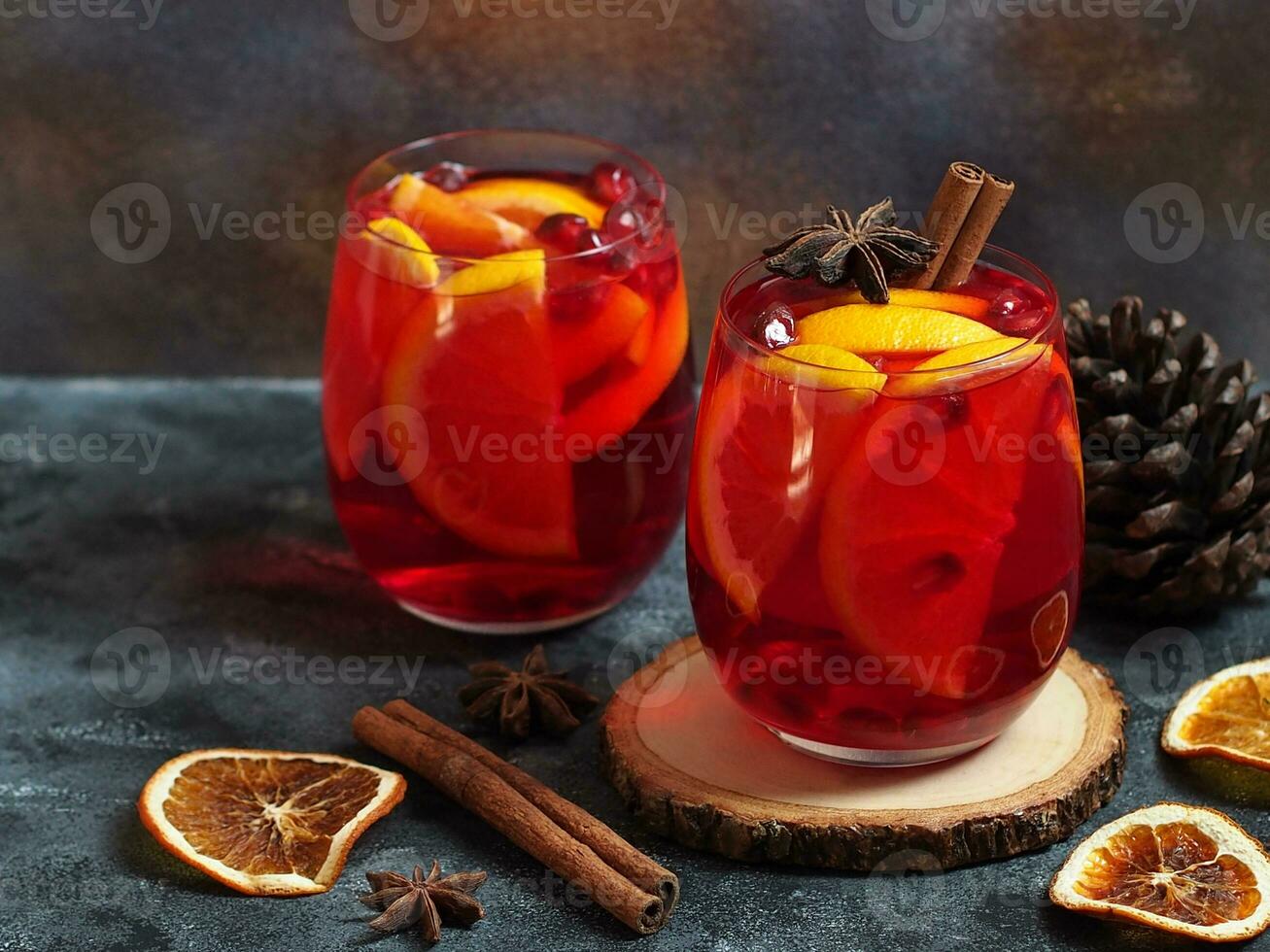 festivo Natal sangria ou ponderado vinho bebidas com citrino fruta e canela especiarias foto
