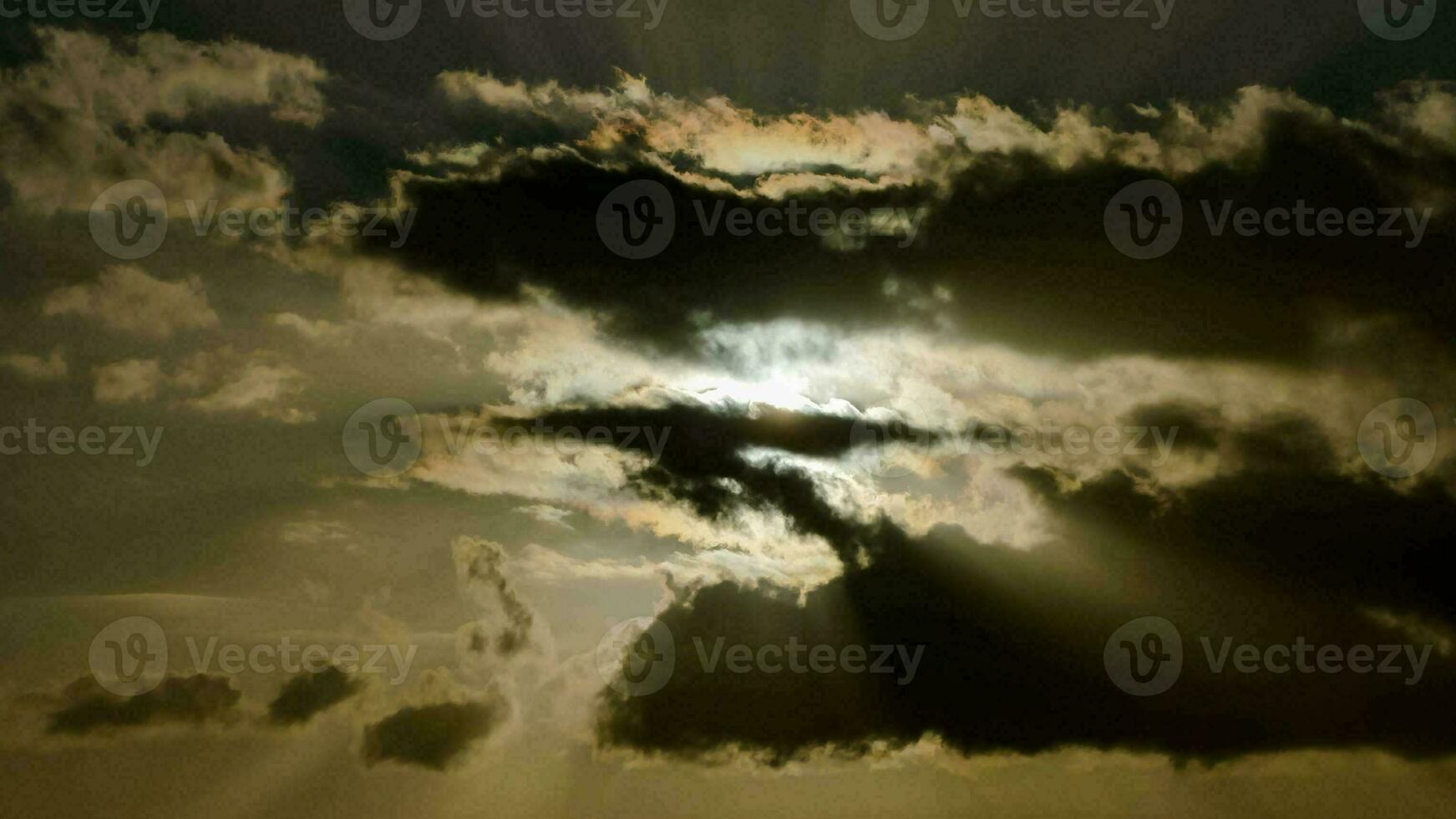 a Sol brilha através a nuvens dentro isto foto