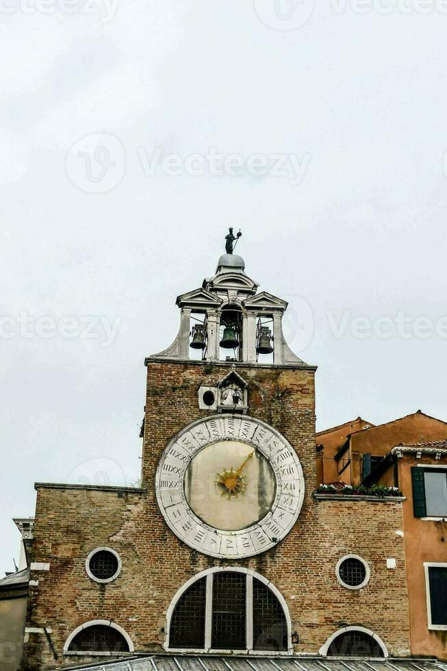 uma torre com uma ampla relógio em isto foto