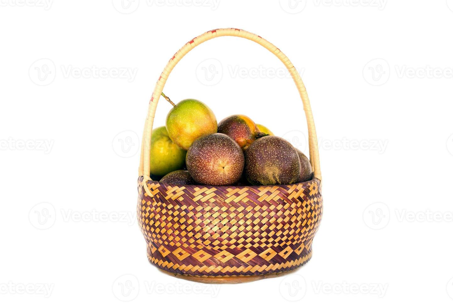 isolado paixão fruta dentro uma bambu cesta em branco fundo. a paixão fruta tem a oval forma, uma espesso, oleoso casca. lá estão muitos sementes dentro a fruta. isto é uma saudável fruta com Alto fibra. foto