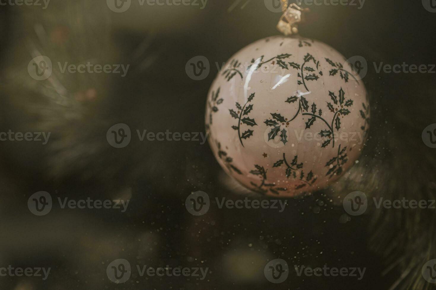 lindo Natal decorações enfeites em a Natal árvore foto