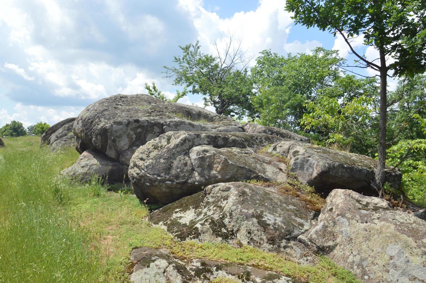 grandes pedras antigas no campo foto